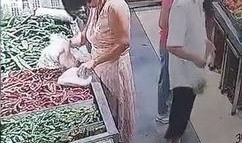 网友爆料买菜视频,真实还原菜市场生活百态